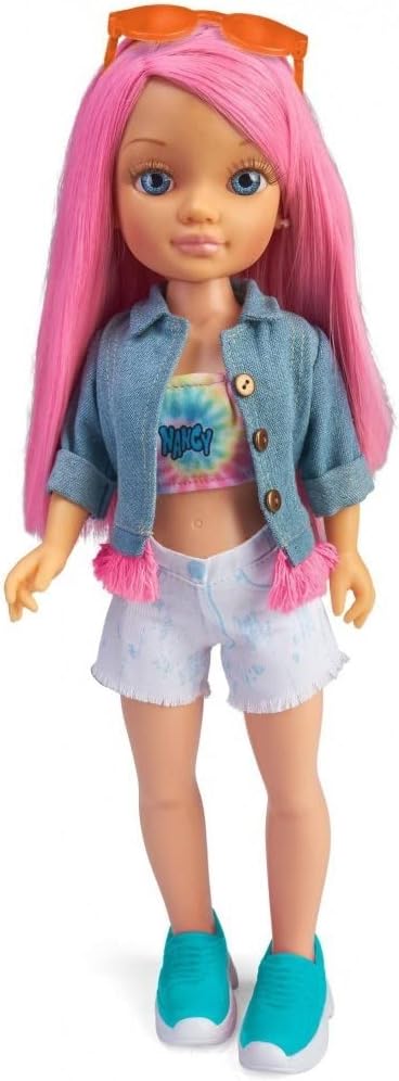 Muñeca Nancy con pelo rosa, chaqueta vaquera azul con botones, top arcoíris y shorts
