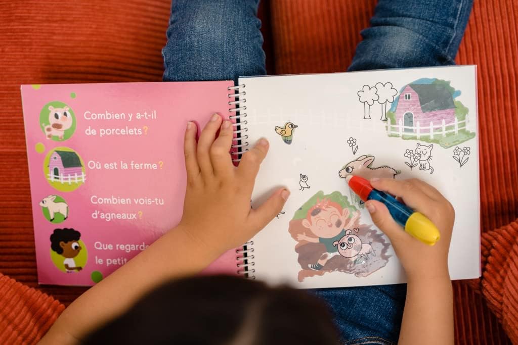 Pages Coloréo magiques : enfant colorie un dessin d’animaux au feutre