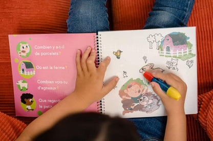 Pages Coloréo magiques : enfant colorie un dessin d’animaux au feutre