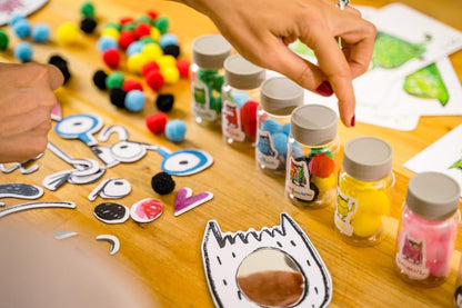 Jeu d’émotions avec pièces à formes et flacons près du plateau