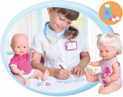 Juego de consulta médica: doctora con bata blanca y muñecos en mesa