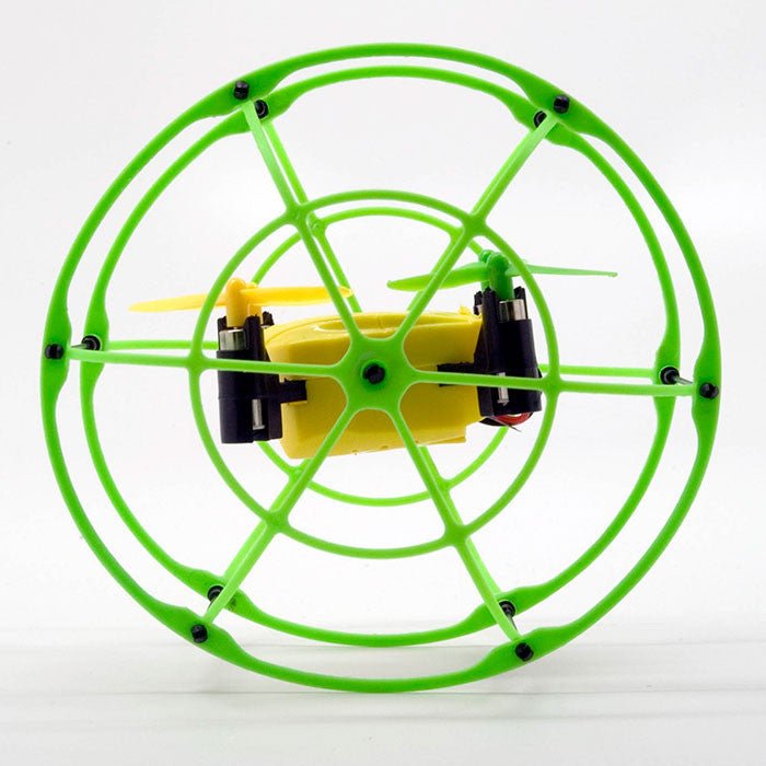 Turbo Runner: grüner Mini-Quadcopter im Käfig mit Propellern und schwarzen Motoren