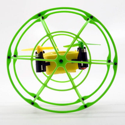 Turbo Runner: grüner Mini-Quadcopter im Käfig mit Propellern und schwarzen Motoren