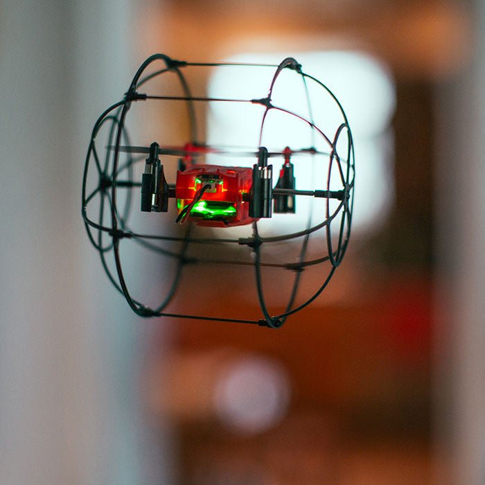 Turbo Runner: schwarzer Quadrocopter im Käfig mit grünen und roten LED-Lichtern