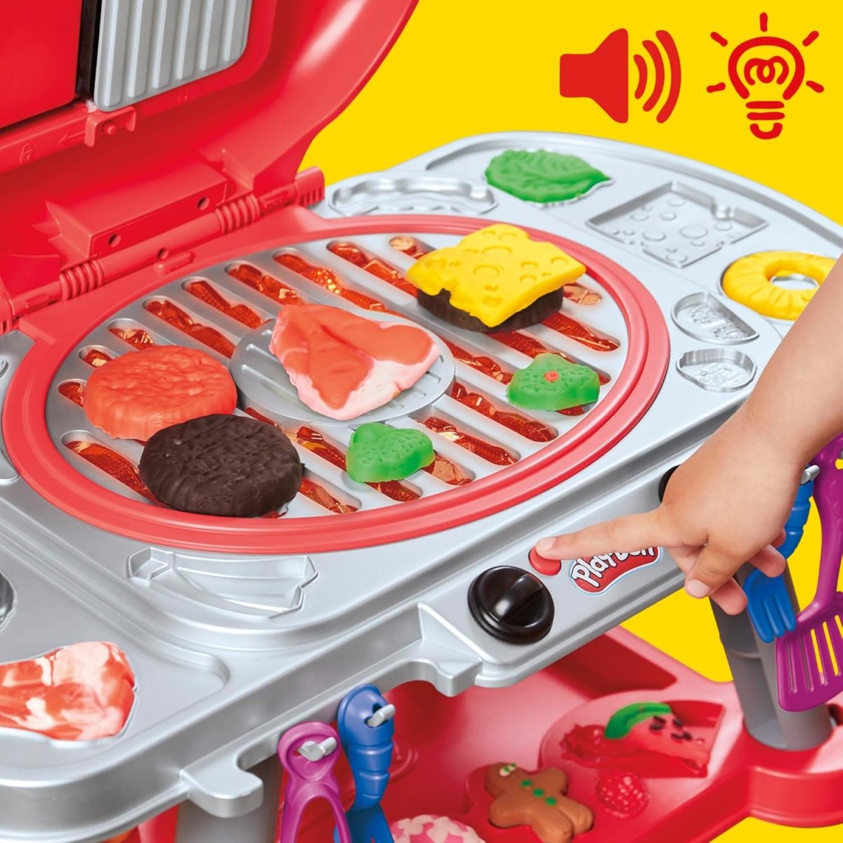 Play-Doh Grillplatte mit Knet-Hamburgern und Fingergarnitur, Hand hält blaue Spritzflasche