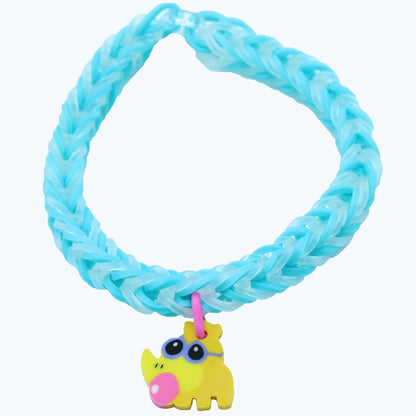 Helles türkisfarbenes Loom-Armband mit gelbem Tier-Charm