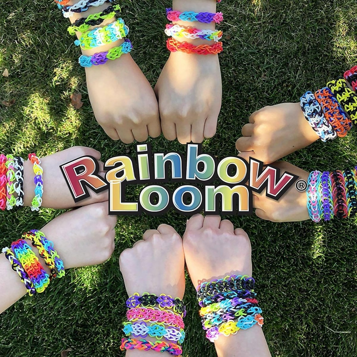 Mehrere bunte Loomi-Pals Armbänder am Handgelenk