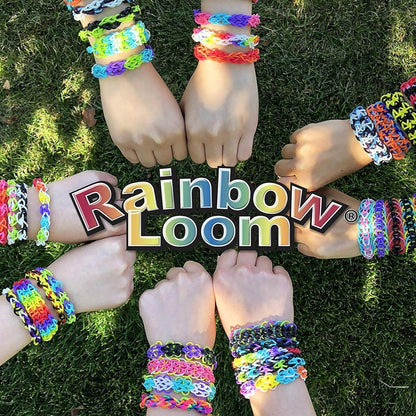 Mehrere bunte Loomi-Pals Armbänder am Handgelenk