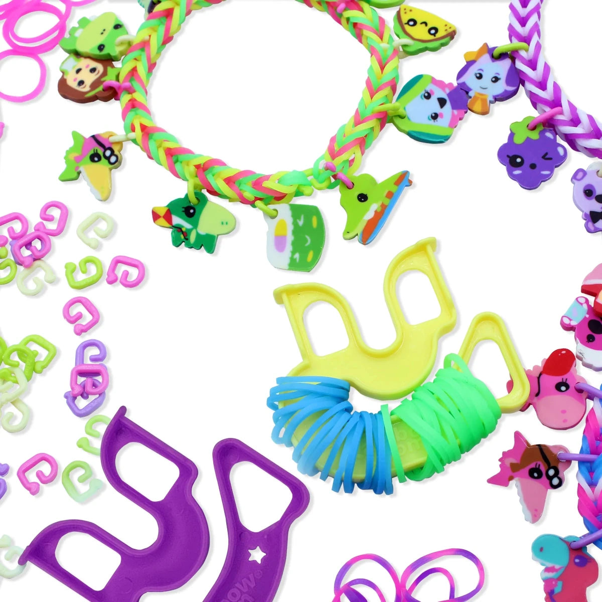Mehrfarbiges Loom-Armband mit gelbem Anhänger und bunten Tier-Charms