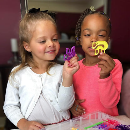 Kinder basteln mit Happy Loom X2: bunte Gummibänder auf den Bügeln
