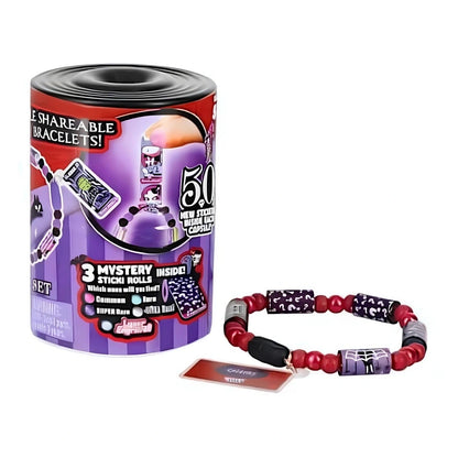 Creepies Mystery Capsule: rotes Perlenarmband und Sticker-Rolls im Becher