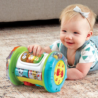 Bébé jouant avec le Magi rouleau tam-tam 3 en 1 vert et bleu, boutons 1-3