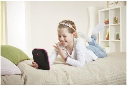 Kinder nutzen das Selfie-Music-Tablet: violettes Gehäuse in Kinderhand